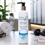 Gel Corporal Hidratante Eco Vegan 300 mL AyDoAgua con Omega 7 y Ginseng en ambiente de gimnasio, fresco y cotidiano, para piel seca.